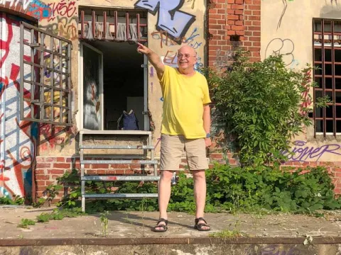 Wimhöfer at the port-side exit of his studio