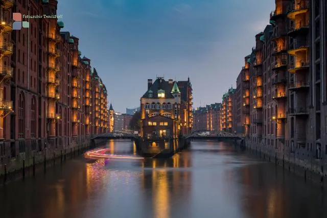 Photospot in Hamburg: "Castle in the warehouse district" in the blue hour