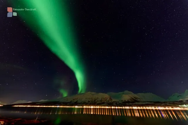 Nordlichter über dem Fjord Solenagen vor den Lyngenfjorder Alpen