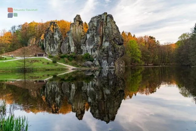 Die Externsteine spiegeln sich im Wiembecketeich