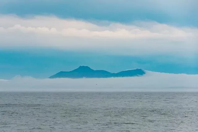 Kunashiri , die schwarze Insel im Nebel