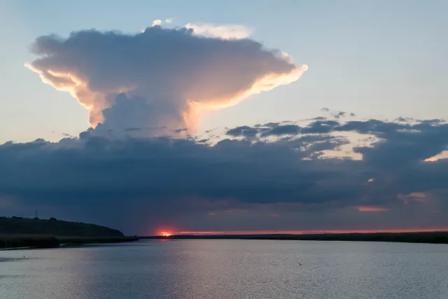 Cumulonimbus bzw. Ambosswolke über Sonnenuntergang im Donaudelta