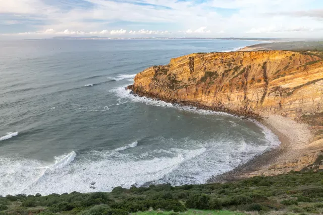 Die wilde Küste am Cabo Espichel nahe Sesimbra, Portugal