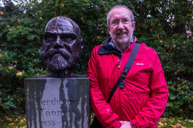 Das Ferdinand Tönnies Denkmal im Schlosspark von Husum