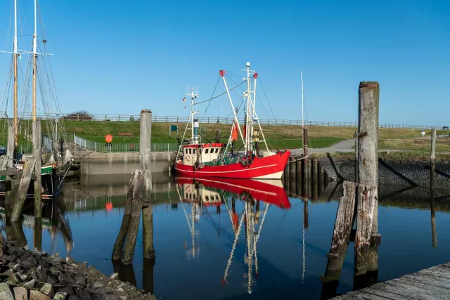 Rotes Fischerboot im Süderhafen