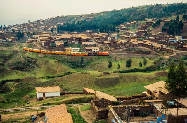 Mit dem Zug von Cusco nach Aqua Calientes durch das Urubambatal 