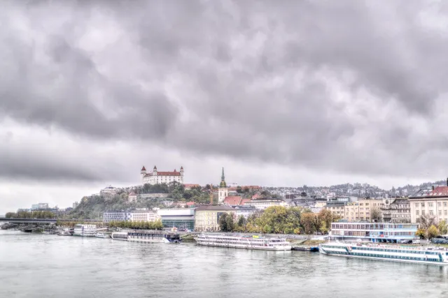 Die Burg Bratislava über der Donau