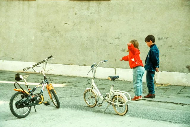 Kinder mit Fahrrad