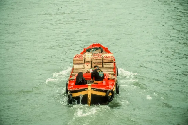 Boote und Gondeln auf den Kanälen