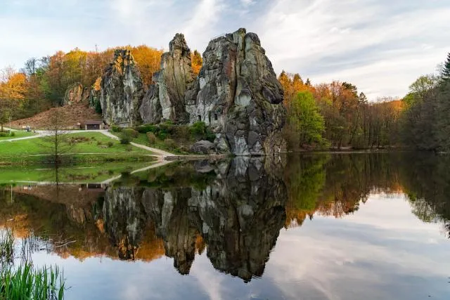 Die Externsteine spiegeln sich im Wiembecketeich