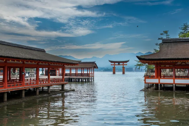 Das Rote Torii und der Itsukushima-Schrein auf der Insel Miyajima