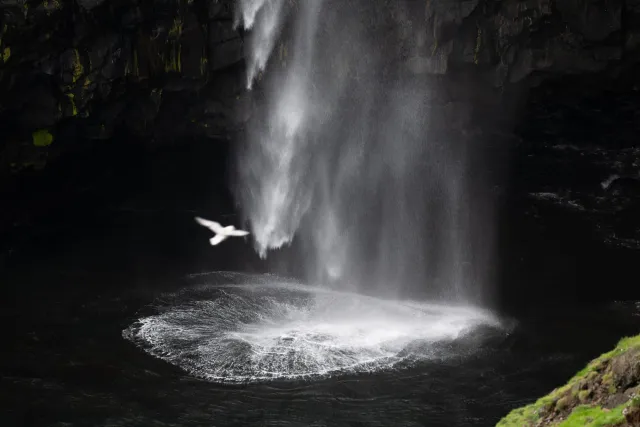 Der Mulafossur Wasserfall auf Vágar