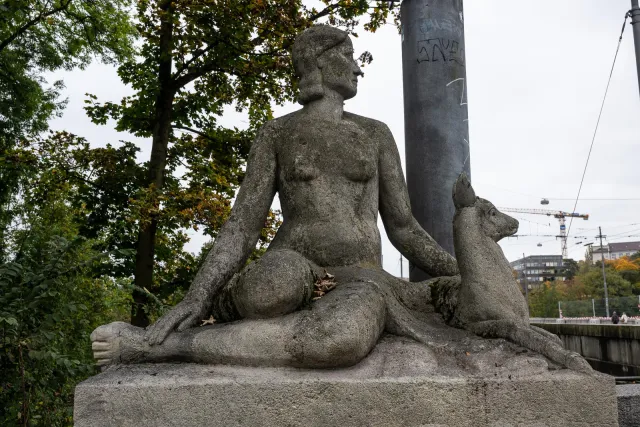 Frau mit Hund, Skulptur an der Lorrainebrücke