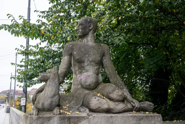 Mann mit Hund, Skulptur an der Lorrainebrücke